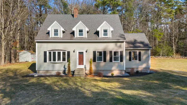 $525,000 | 916 River Road, Weare, NH 03281