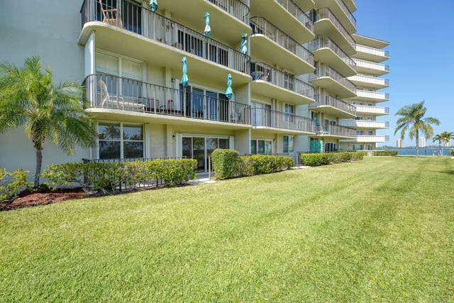 $349,900 | 801 Lake Shore Drive, Unit 112, Lake Park, FL 33403