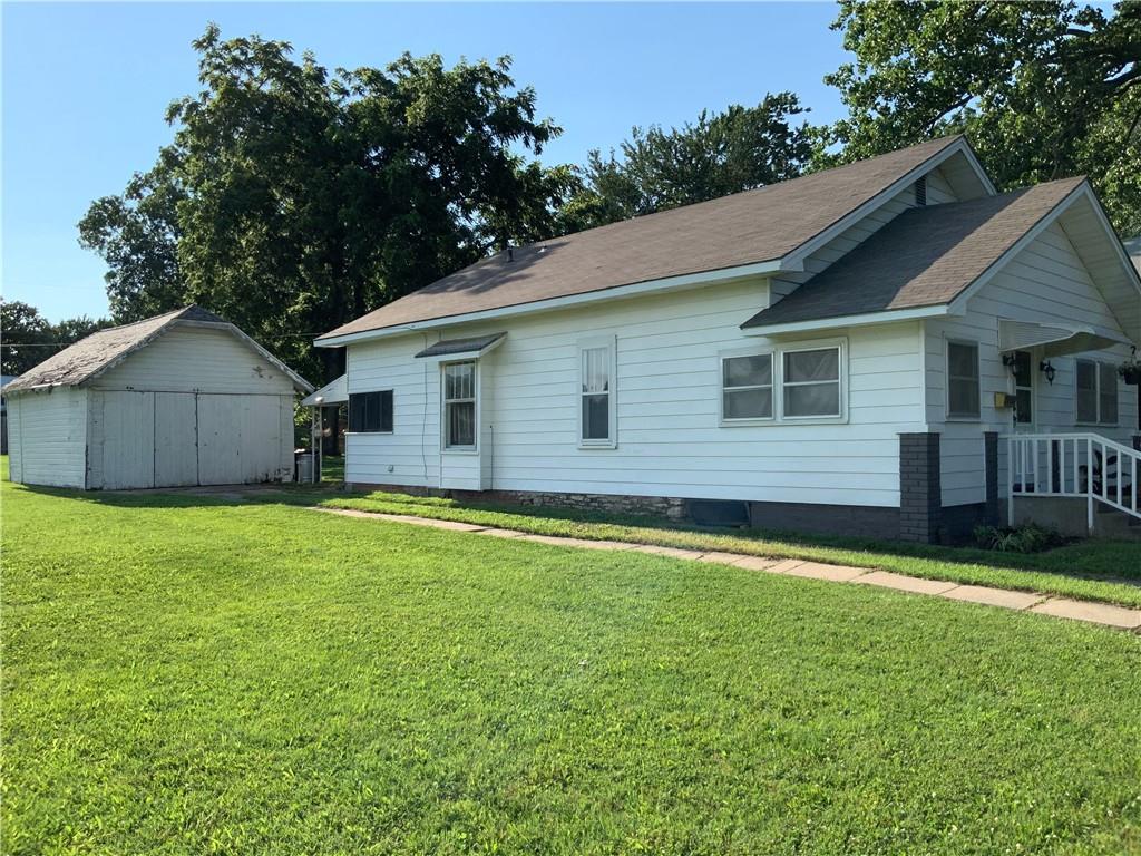 816 North Sycamore Road Iola, KS 66749 - Photo 3 of 42