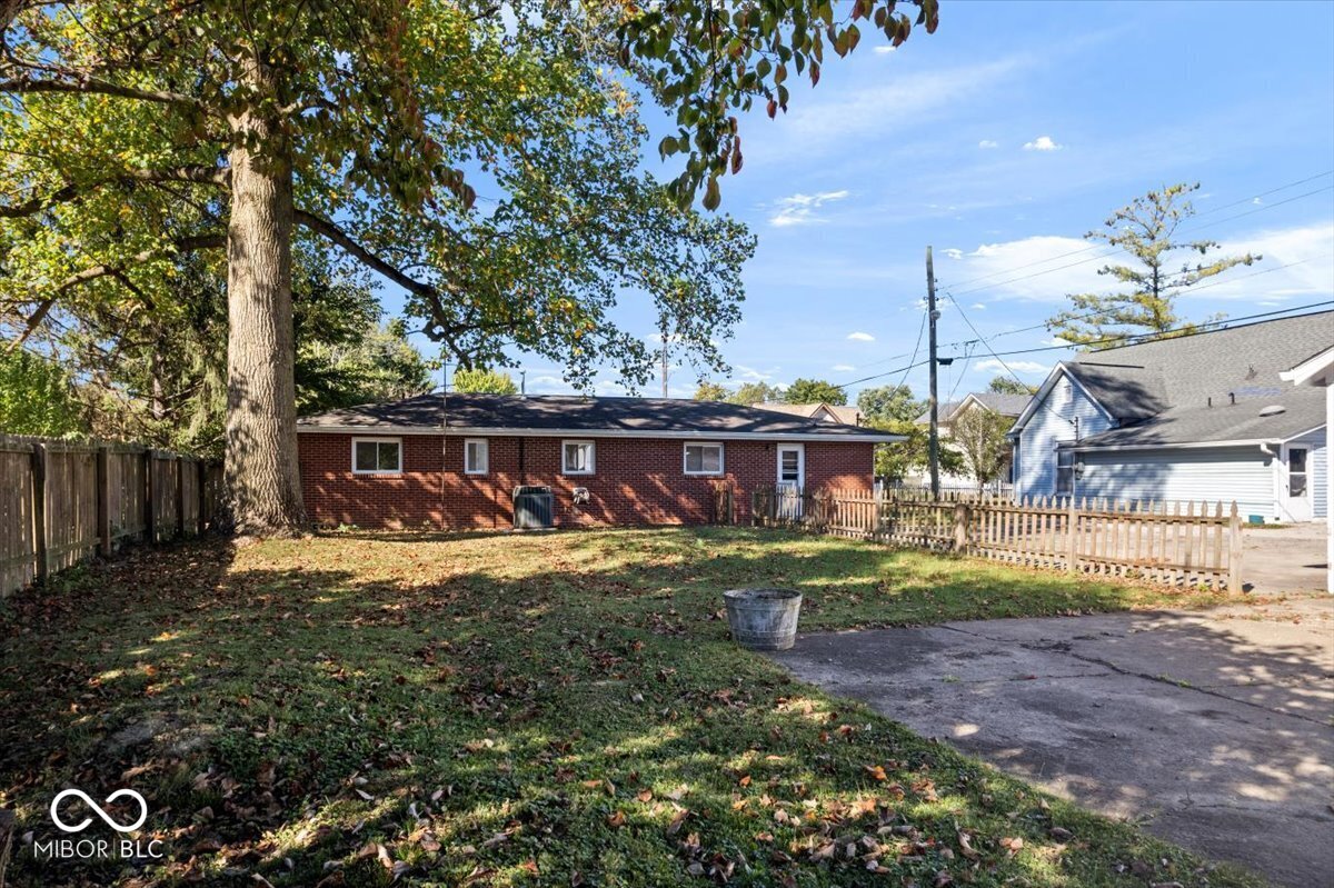 325 North Center Street Plainfield, IN 46168 - Photo 3 of 29