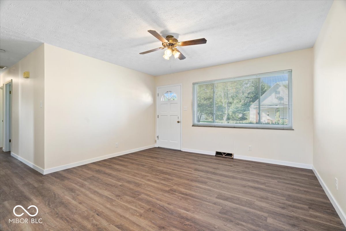 325 North Center Street Plainfield, IN 46168 - Photo 4 of 29