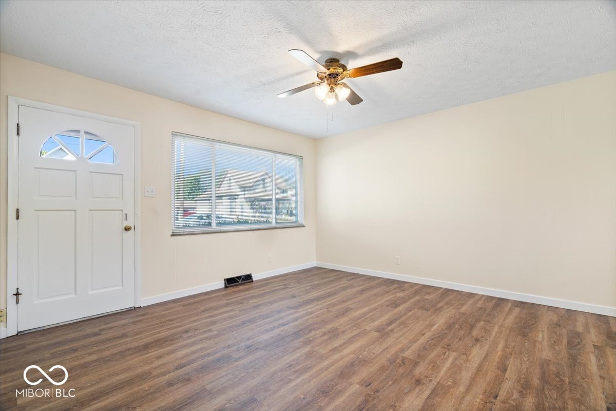 325 North Center Street Plainfield, IN 46168 - Photo 5 of 29