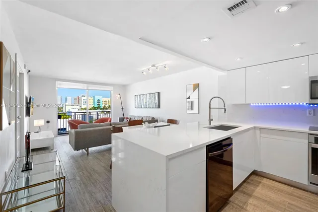 $449,900 | 345 Ocean Drive, Unit 605, Miami Beach, FL 33139