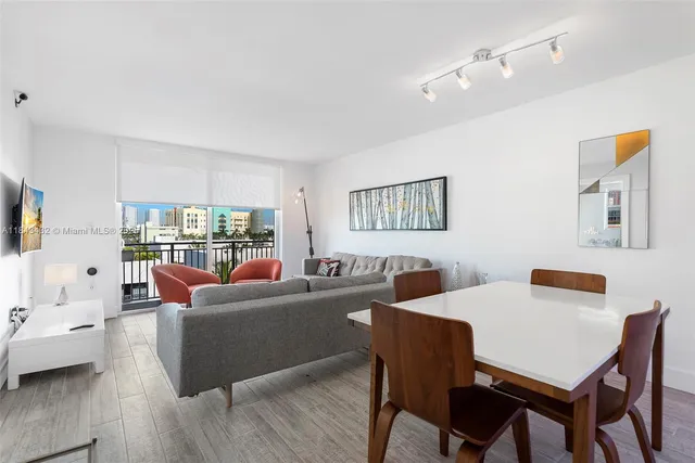 $449,900 | 345 Ocean Drive, Unit 605, Miami Beach, FL 33139