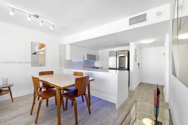 $449,900 | 345 Ocean Drive, Unit 605, Miami Beach, FL 33139