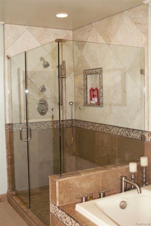 1450 Ridge Court Rochester, MI 48306 - Photo 16 of 22 MASTER BATH SHOWER