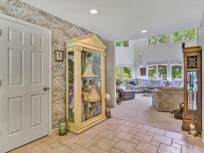 121 Spring Drive Huddleston, VA 24104 - Photo 8 of 70 Foyer