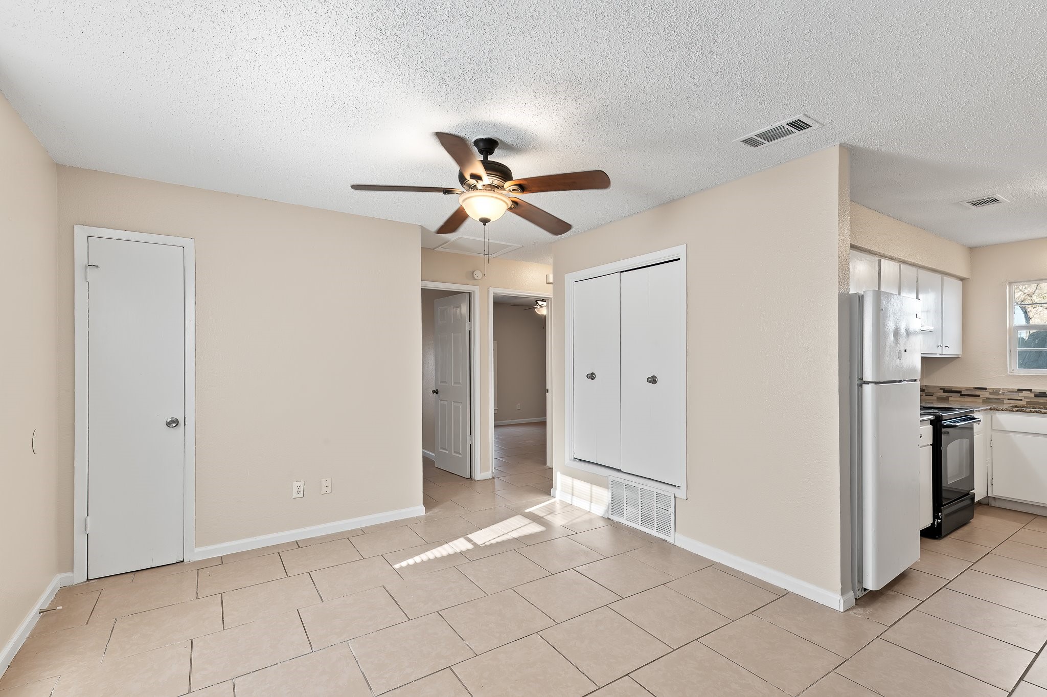 410 Old Thorndale Road, Unit A Taylor, TX 76574 - Photo 10 of 28 a view of a livingroom with a ceiling fan & entryway