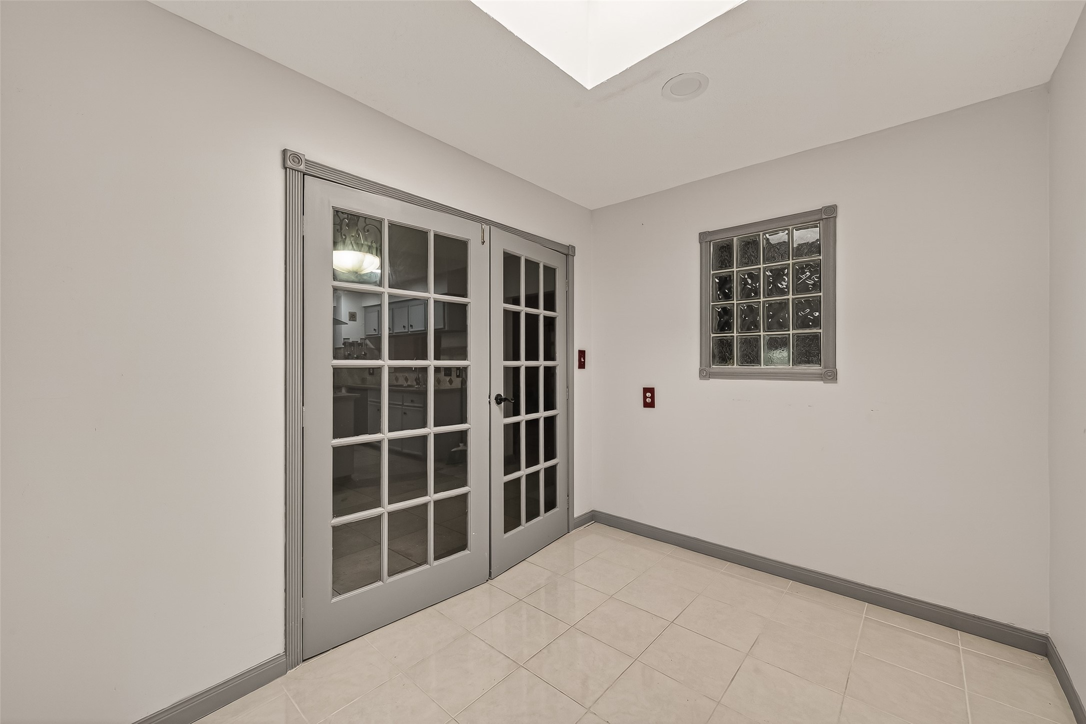 11331 Oakcenter Drive Houston, TX 77072 - Photo 16 of 36 a view of empty room with windows