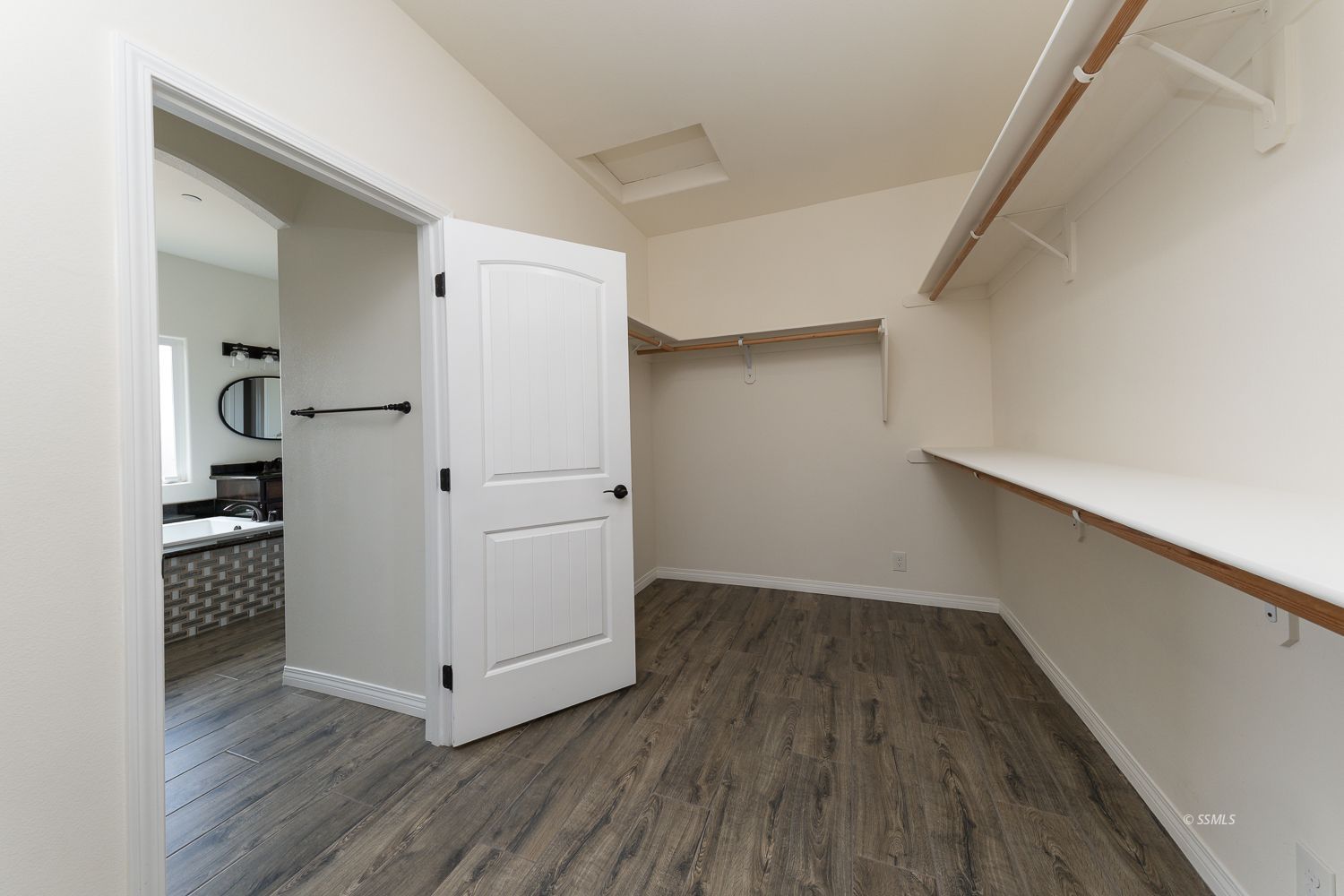 133 Rancho Del Cerro Ridgecrest, CA 93555 - Photo 45 of 50 an empty room with wooden floor and cabinet