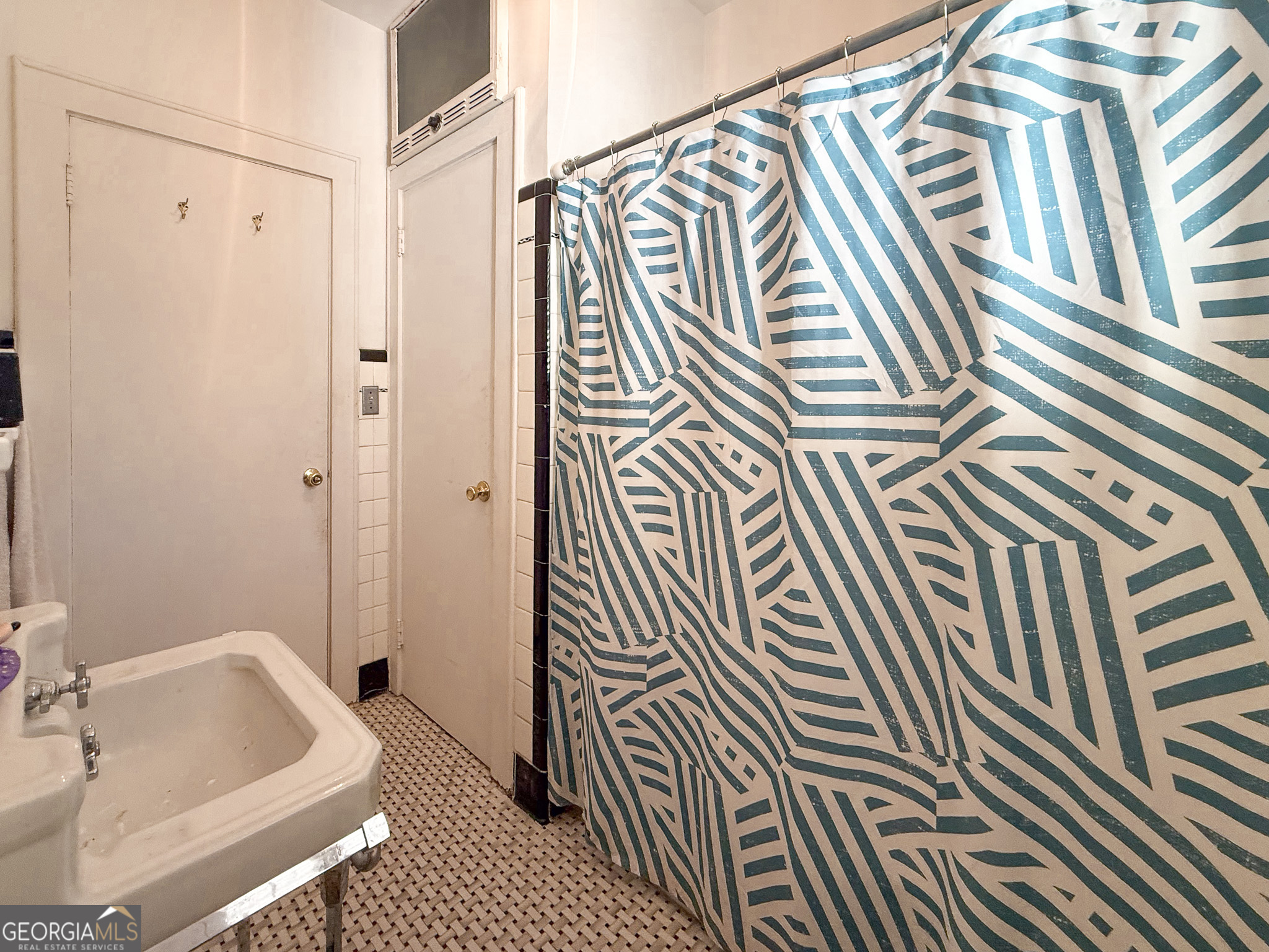 509 Youngs Mill Road LaGrange, GA 30241 - Photo 19 of 28 a bathroom with a sink and a bathtub