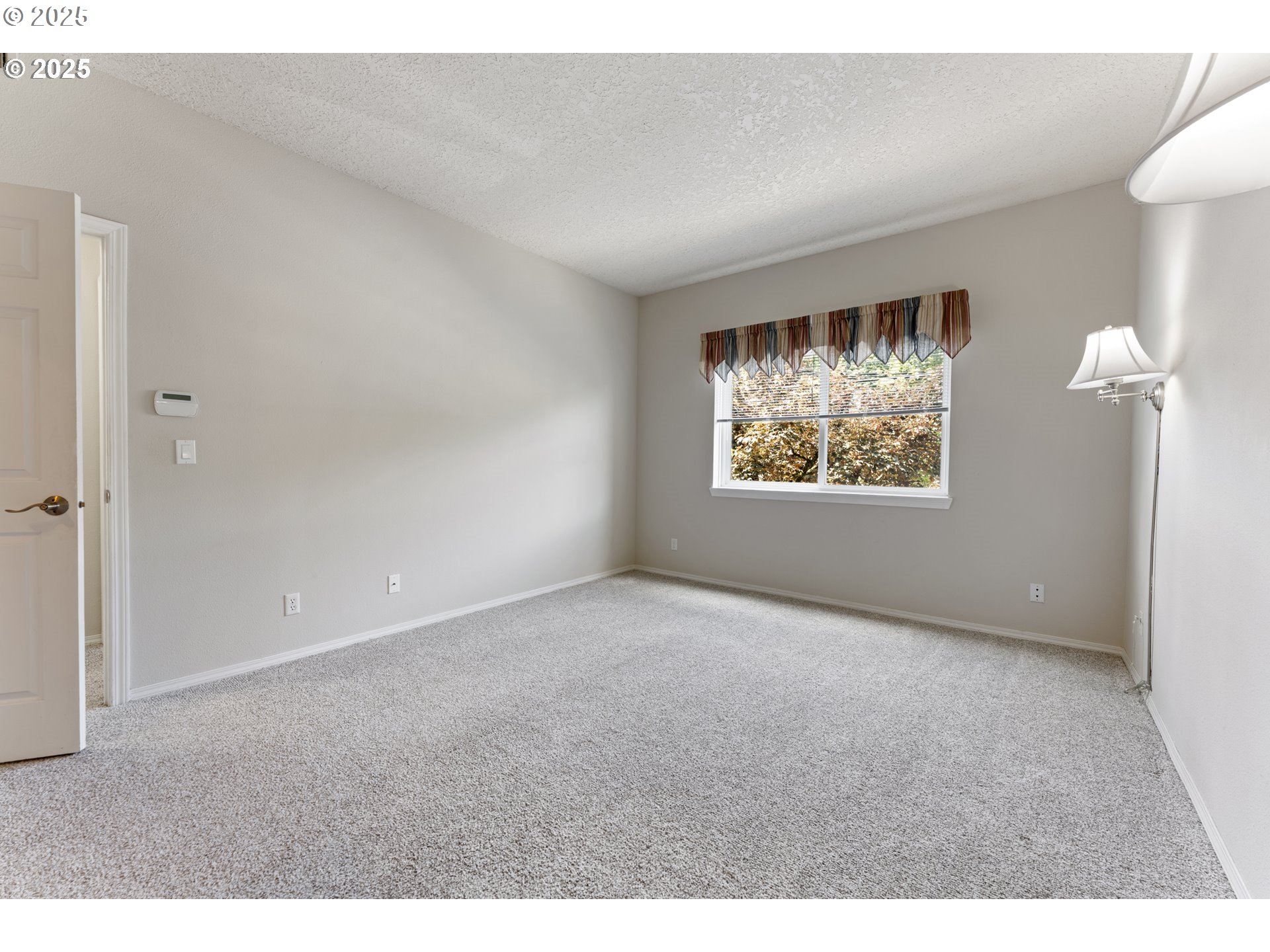 4320 South Corbett Avenue, Unit 202 Portland, OR 97239 - Photo 11 of 33 a view of an empty room with a window