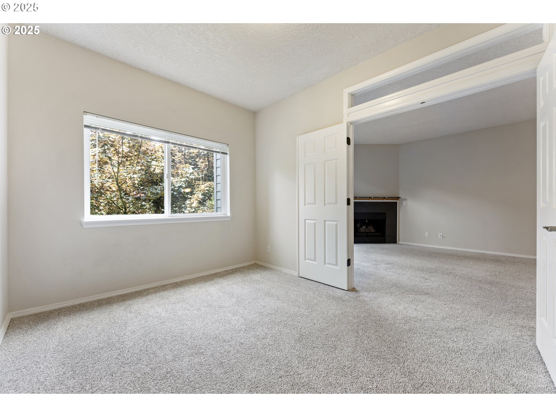 4320 South Corbett Avenue, Unit 202 Portland, OR 97239 - Photo 32 of 33 a view of empty room with window