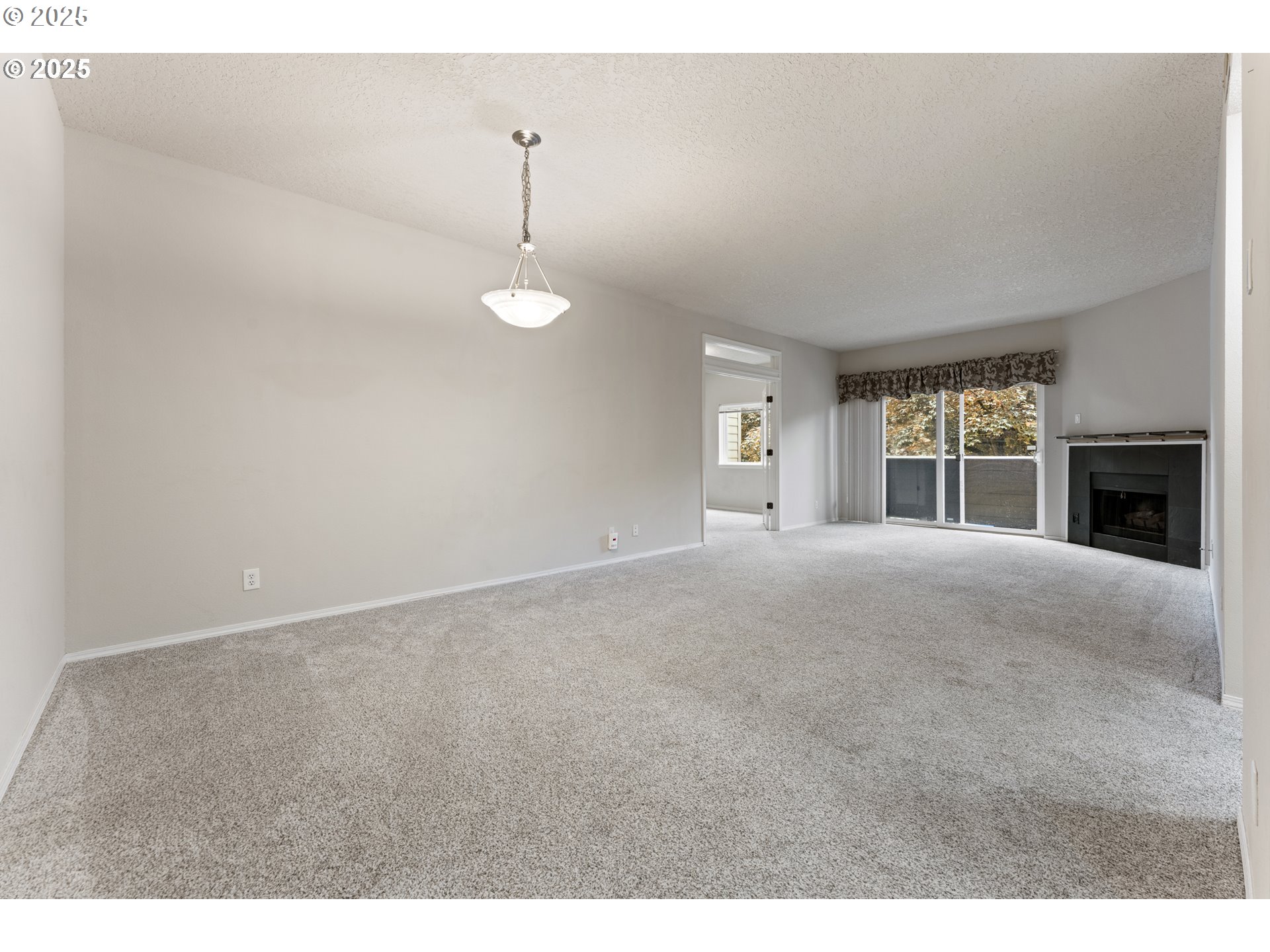 4320 South Corbett Avenue, Unit 202 Portland, OR 97239 - Photo 5 of 33 a view of livingroom with window