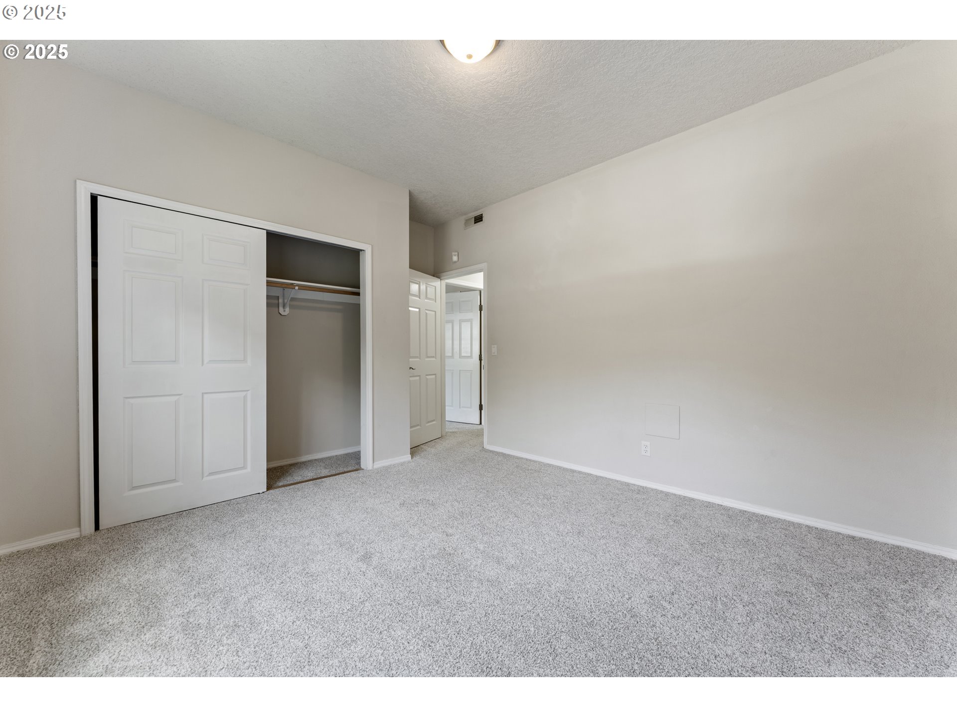 4320 South Corbett Avenue, Unit 202 Portland, OR 97239 - Photo 7 of 33 a view of an empty room