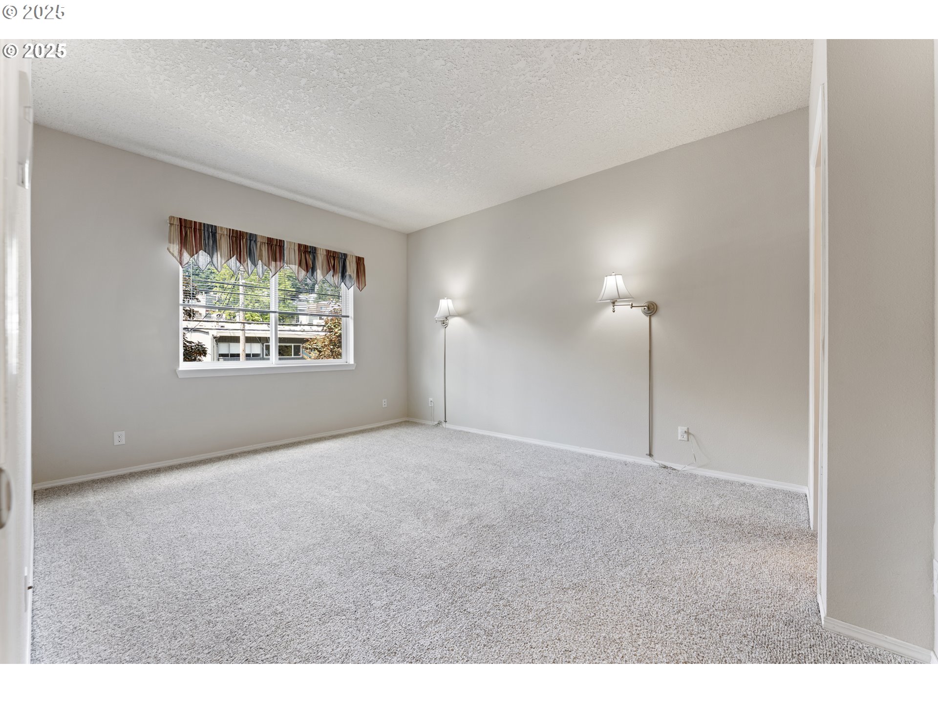 4320 South Corbett Avenue, Unit 202 Portland, OR 97239 - Photo 8 of 33 a view of an empty room with a window