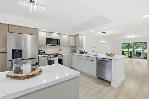 $279,000 | 300 Southwest 130th Terrace, Unit 110B, Pembroke Pines, FL 33027