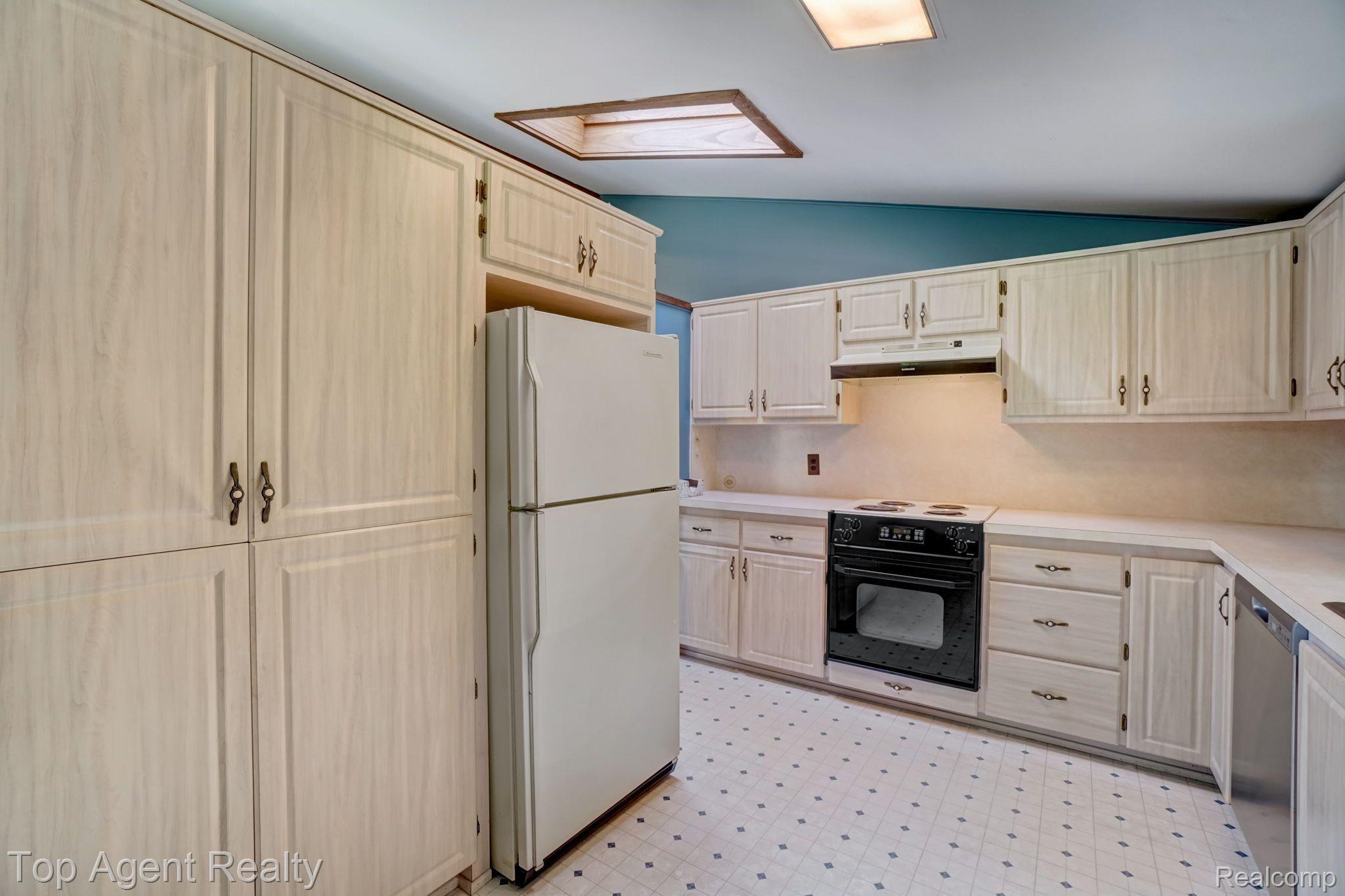 272 Gunder Court Rochester, MI 48309 - Photo 4 of 45 Gallery Image 4