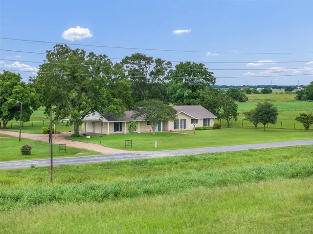 a view of a house with a big yard