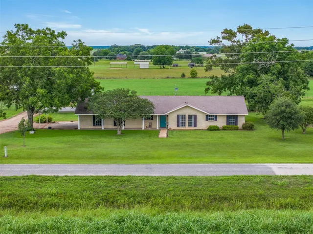 a view of a house with a big yard