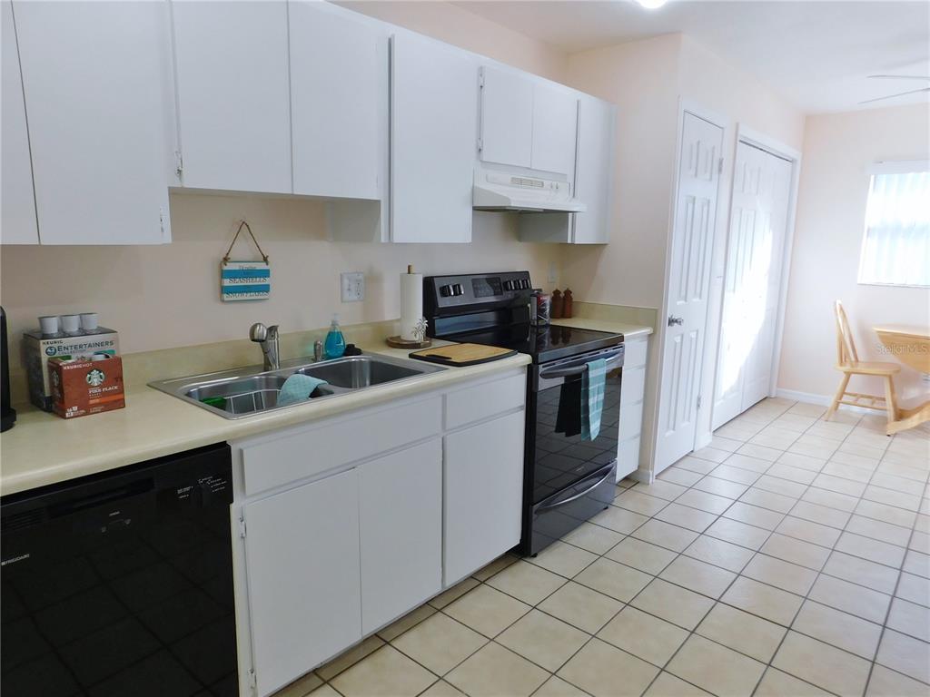 40 Dale Place Oldsmar, FL 34677 - Photo 11 of 32 a kitchen with cabinets and appliances