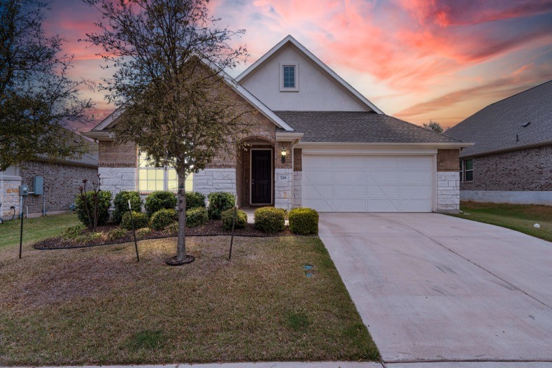 a view of a house with backyard and a tree