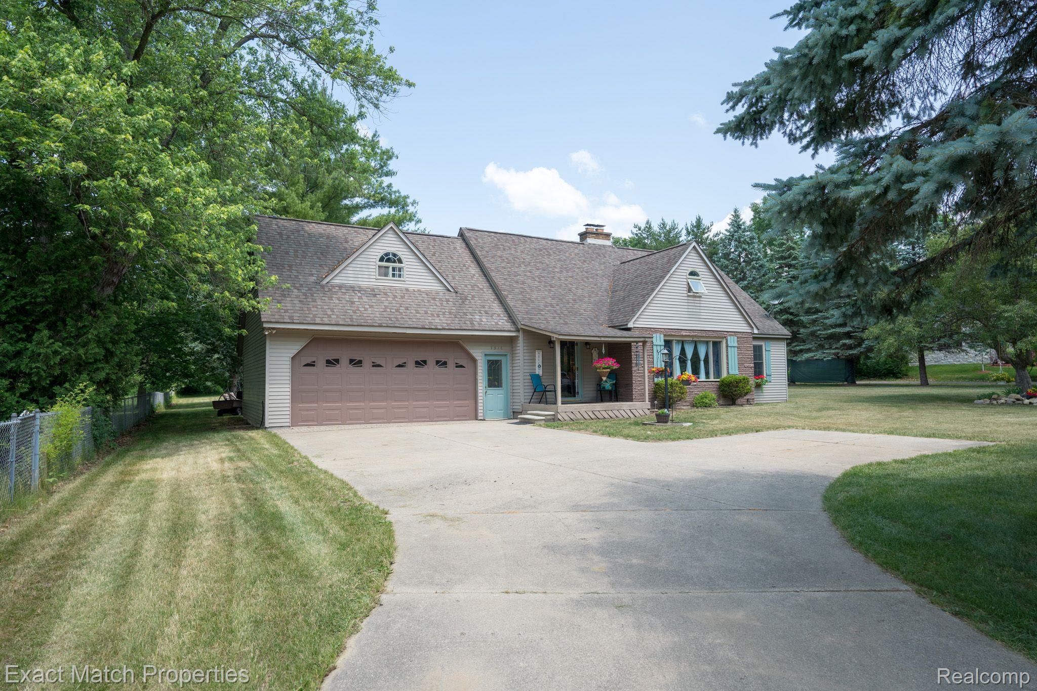 3916 Gregory Road Lake Orion, MI 48359 - Photo 2 of 36 Driveway with extra parking / turn around area...