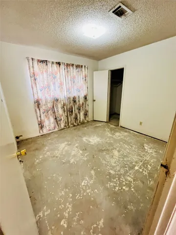 a view of a house with backyard and garden