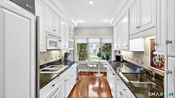 $630,000 | 4 Thistle Hollow, Unit 4, Avon, CT 06001