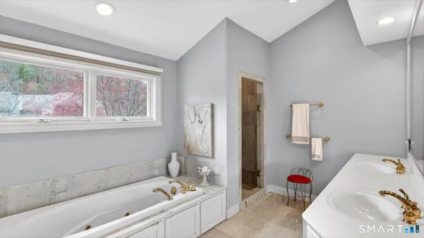 $630,000 | 4 Thistle Hollow, Unit 4, Avon, CT 06001