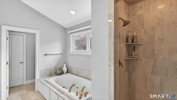 $630,000 | 4 Thistle Hollow, Unit 4, Avon, CT 06001