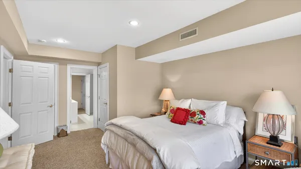 $630,000 | 4 Thistle Hollow, Unit 4, Avon, CT 06001