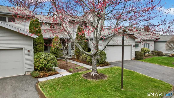 $630,000 | 4 Thistle Hollow, Unit 4, Avon, CT 06001