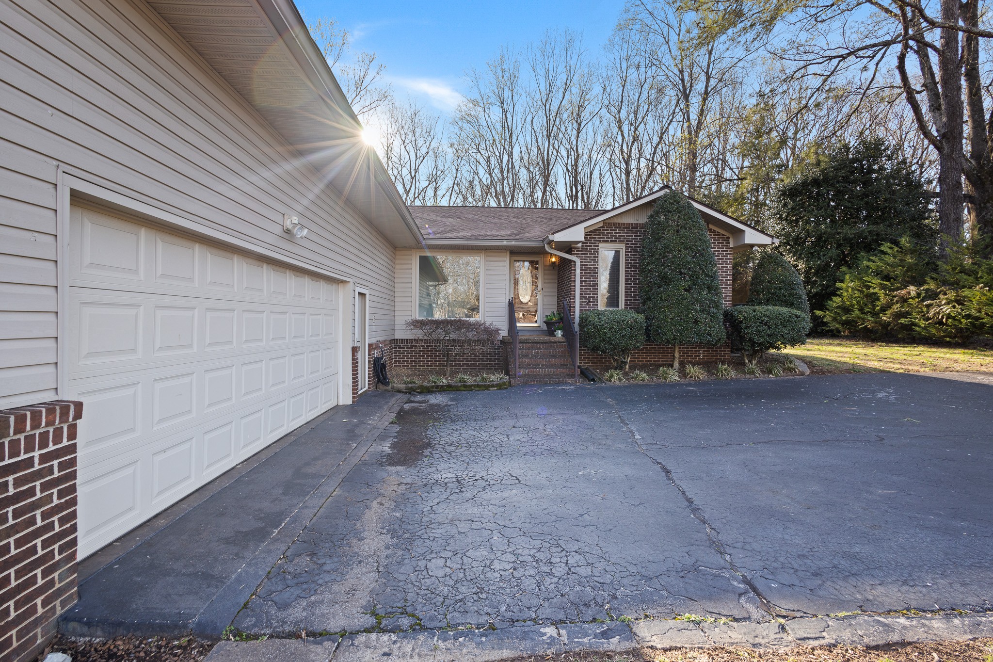 60 Sharp Circle Winchester, TN 37398 - Photo 2 of 51 a front view of a house with garden