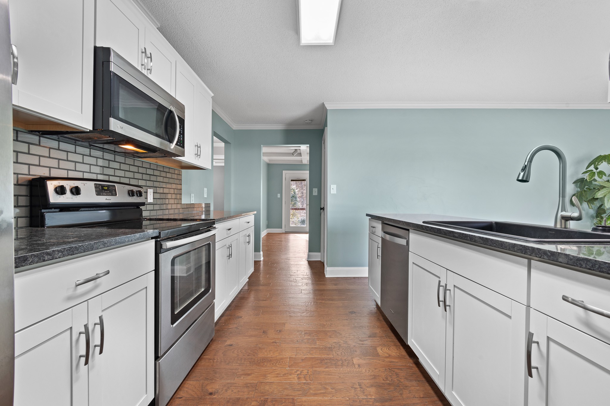 60 Sharp Circle Winchester, TN 37398 - Photo 21 of 51 a kitchen with stainless steel appliances granite countertop a sink and a stove