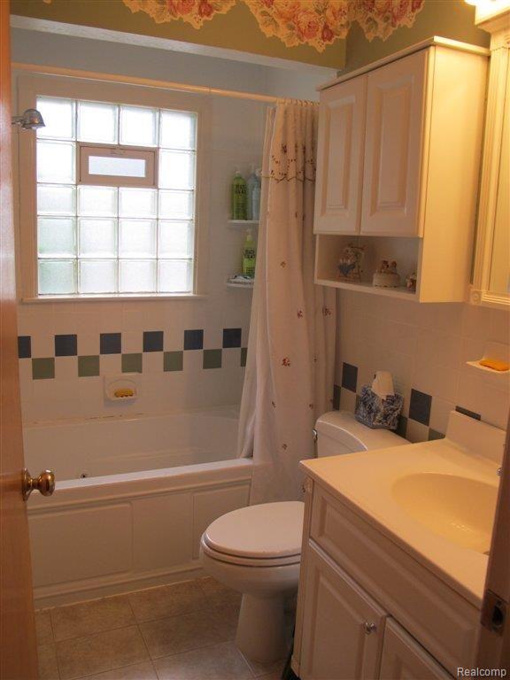9047 Henry Ruff Road Livonia, MI 48150 - Photo 14 of 25 Bathroom