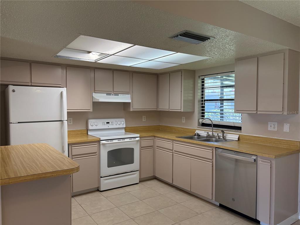 3927 Worcester Road Sarasota, FL 34231 - Photo 9 of 19 Gallery Image 9