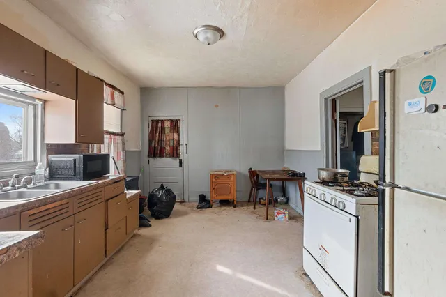 $225,000 | 945 Velp Avenue, Green Bay, WI 54303