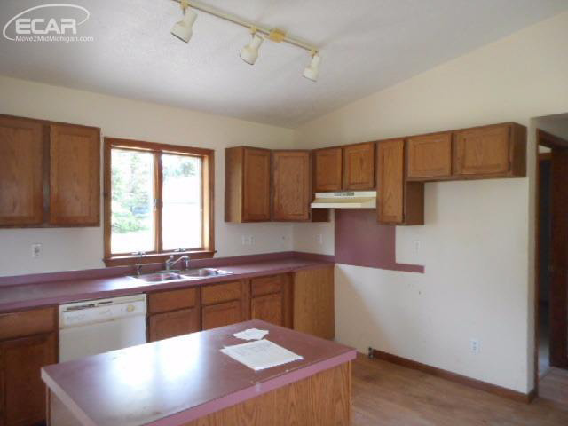 5335 East Carpenter Road Flint, MI 48506 - Photo 5 of 11 21313856-4.JPG