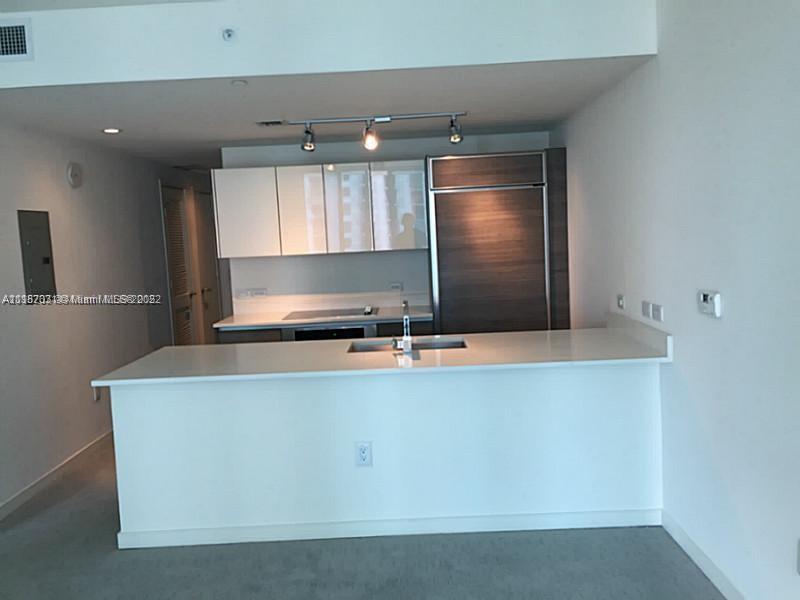 ✩ Ami ✩ Shiny Infinity Heart Stud Earrings 292667C01 - Sabina