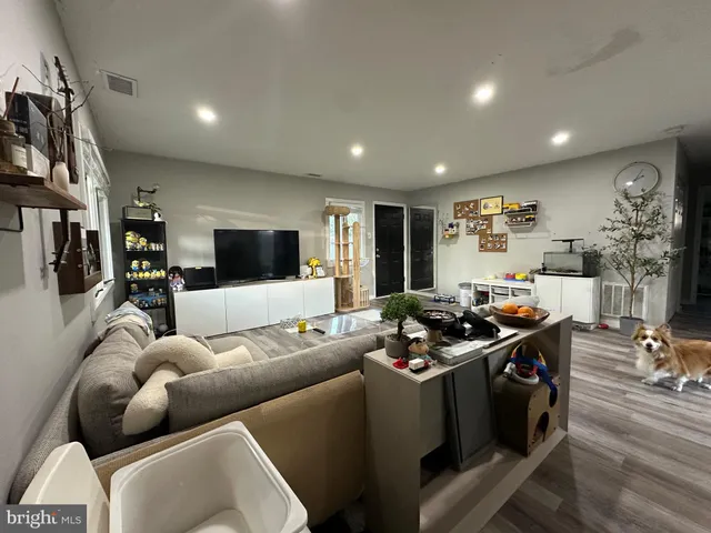 $379,900 | 28 Outlook Lane, Levittown, PA 19055