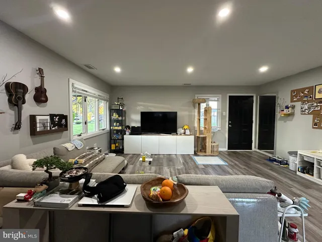 $379,900 | 28 Outlook Lane, Levittown, PA 19055