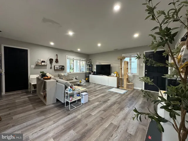 $379,900 | 28 Outlook Lane, Levittown, PA 19055