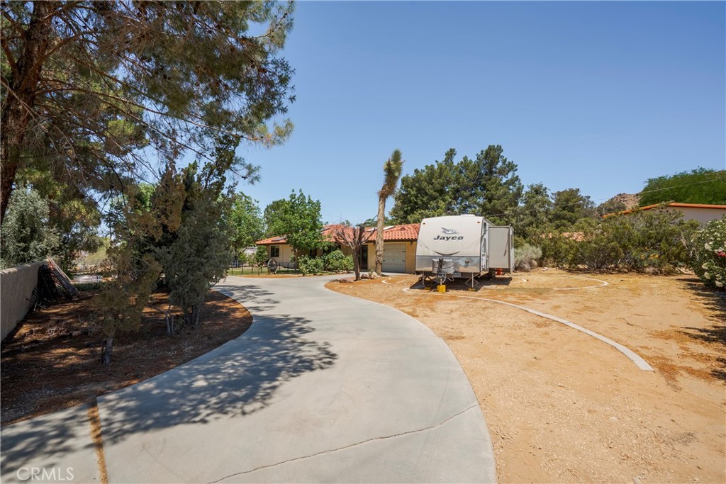 19954 Tinne Road Apple Valley, CA 92307 - Photo 37 of 54 Rear Home driveway