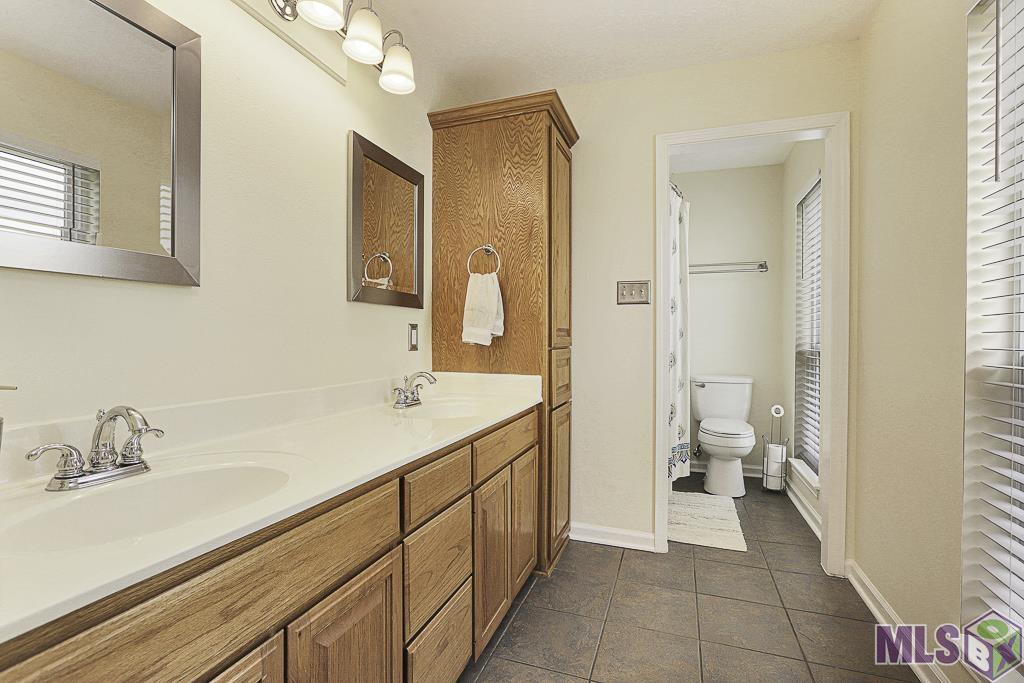 38330 Duplessis Road Prairieville, LA 70769 - Photo 13 of 20 Primary bathroom