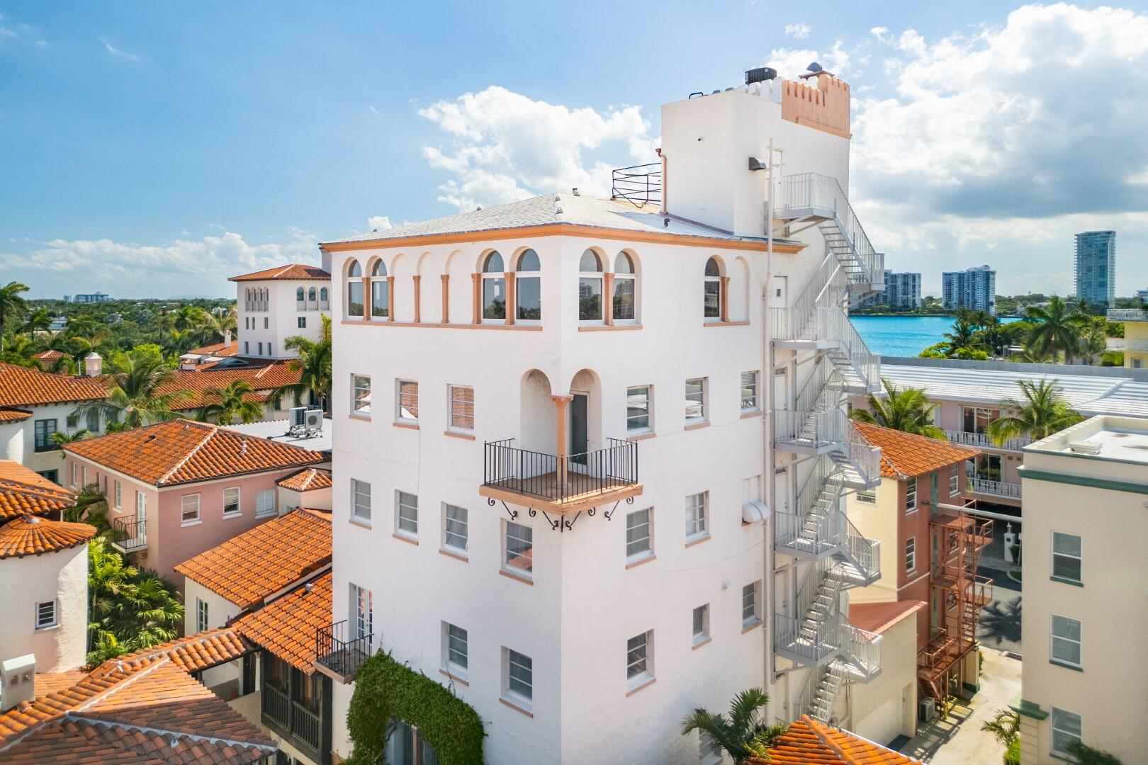 9 Via Parigi Palm Beach, FL 33480 - Photo 5 of 31 a large building with a view of the house