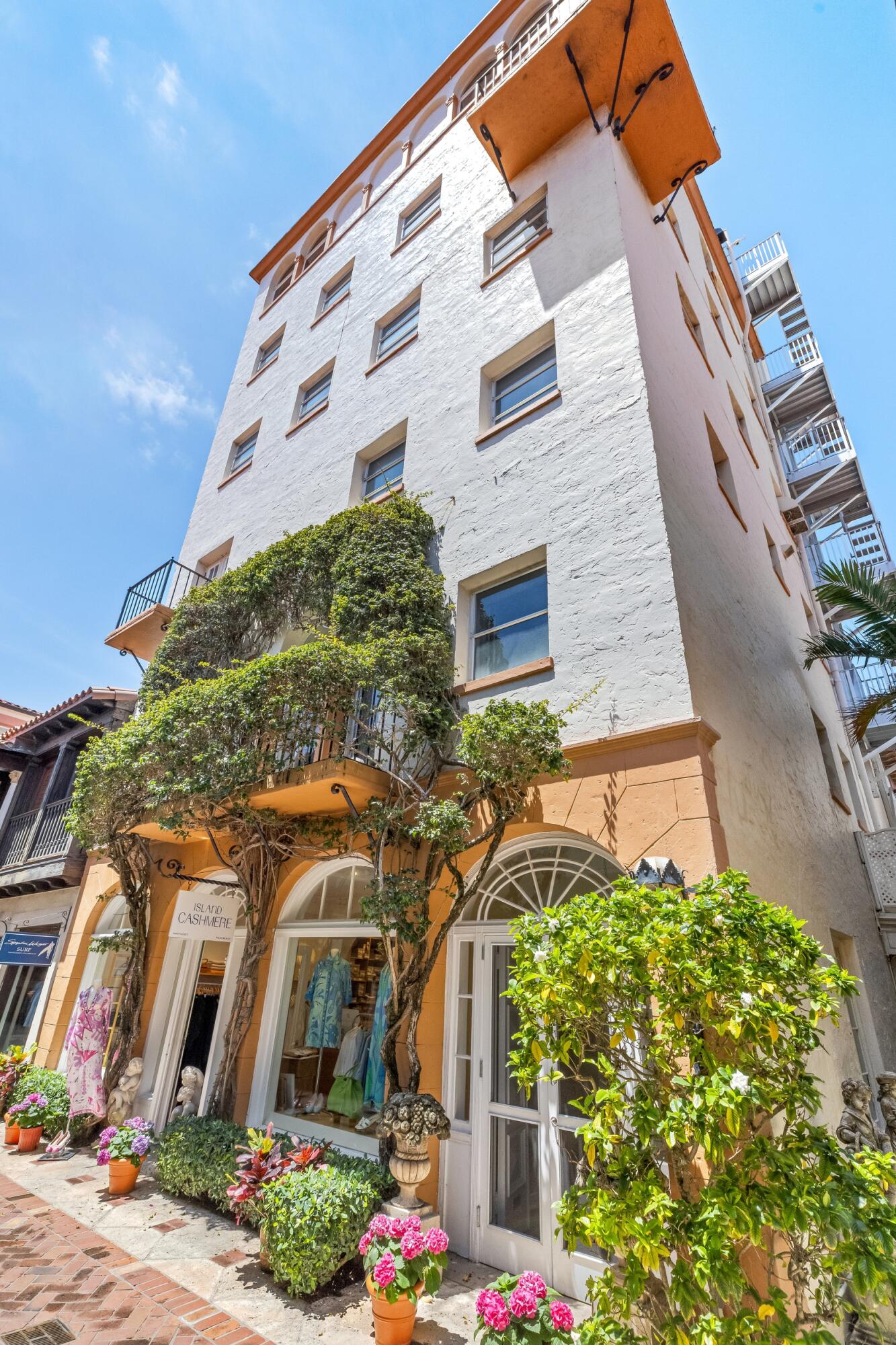 9 Via Parigi Palm Beach, FL 33480 - Photo 8 of 31 front view of a building