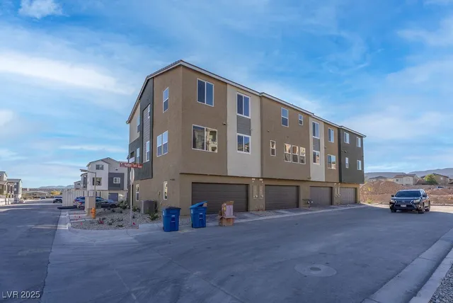 $2,590 | 9241 Hudson Yards Court, Las Vegas, NV 89148