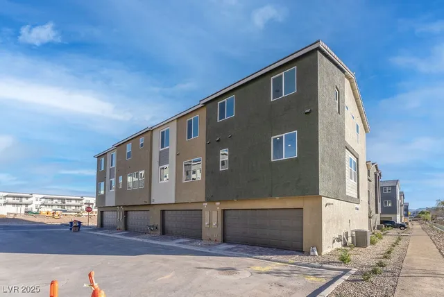 $2,590 | 9241 Hudson Yards Court, Las Vegas, NV 89148
