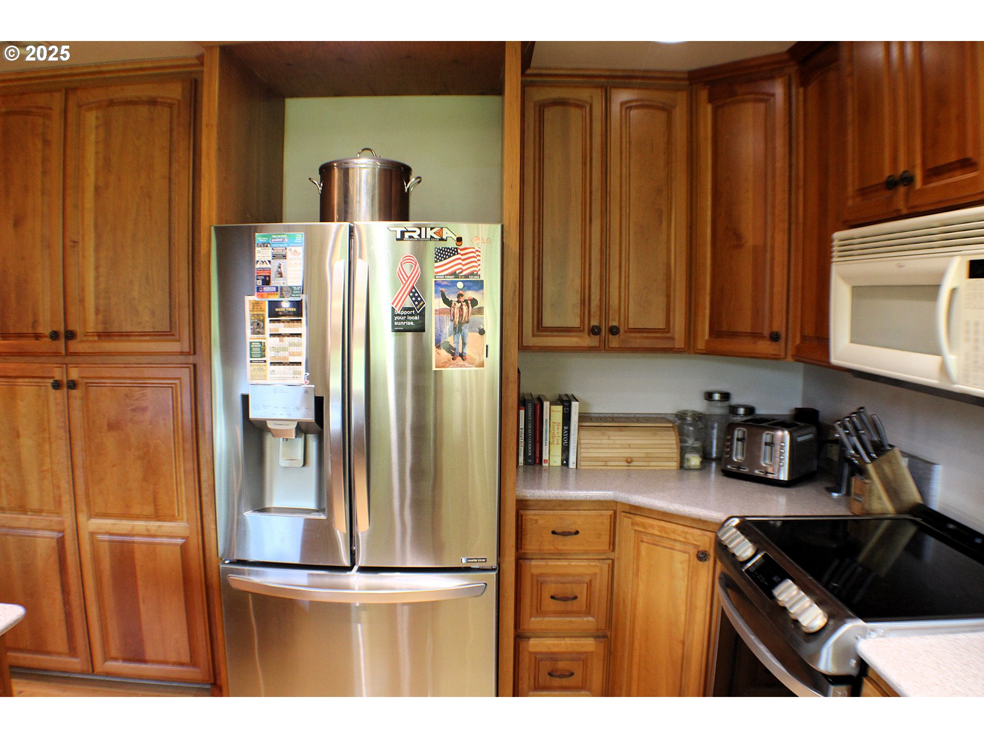 180 Ruckles Drive Myrtle Creek, OR 97457 - Photo 16 of 45 a kitchen with stainless steel appliances granite countertop a refrigerator and a stove